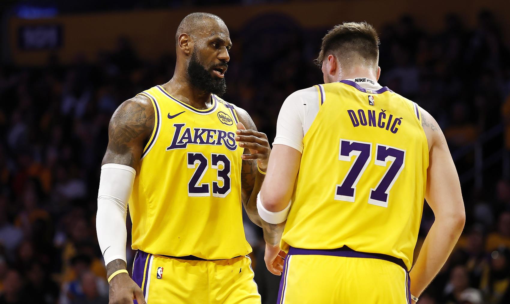 包含湖人翻盘湖人B队，恩比德完成帽子戏法的词条