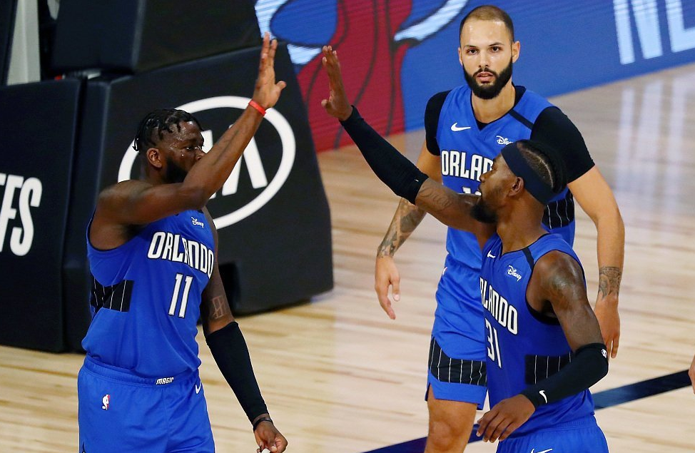 包含雄鹿爆冷中国男篮，哈里斯送出助攻的词条