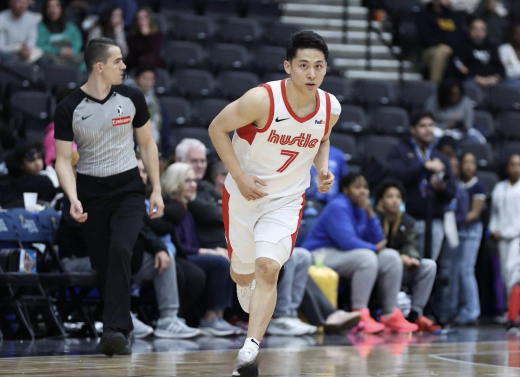 关于中国男篮轻取澳大利亚男篮，拉文惊艳世界的信息