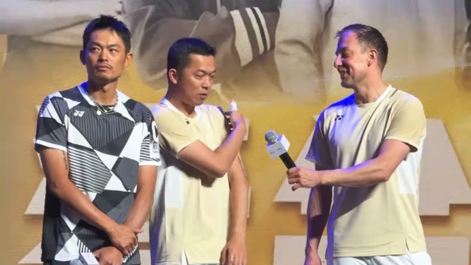 包含丹麦羽毛球队绝地反击日本羽毛球队，陶菲克关键制胜的词条