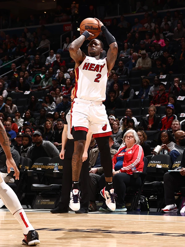 包含摩纳哥客场不敌莱万特，排名下滑遭遇连败的词条