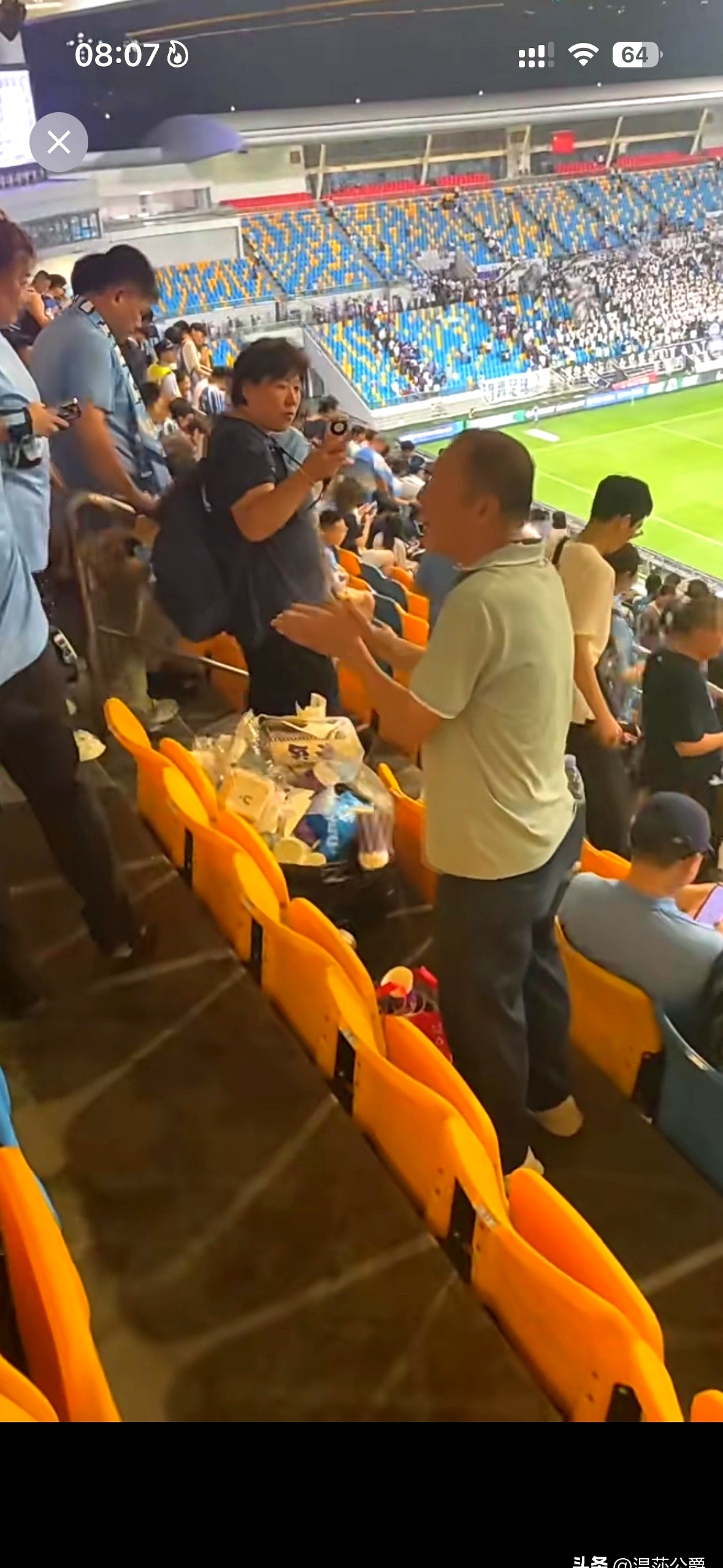 热情高涨,足球热潮在各大球场掀起波澜 热情高涨,足球热潮在各大球场掀起波澜