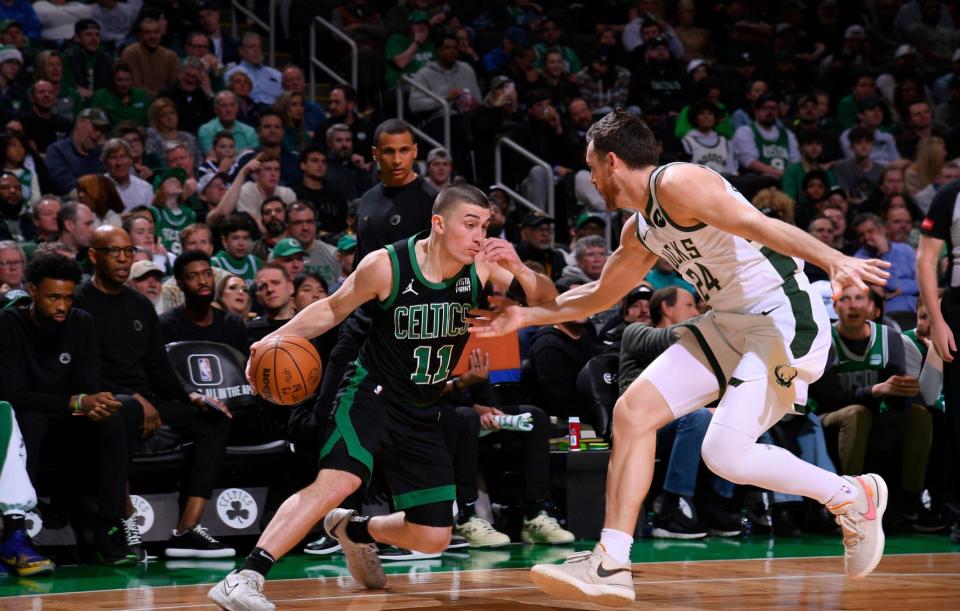 包含雄鹿主场险胜骑士，豪取七连胜的词条